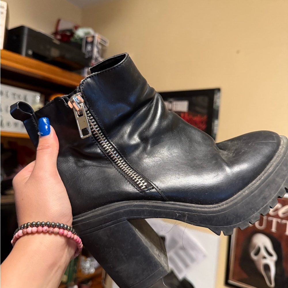 Steve Madden Black Ankle Boots with Zipper 6